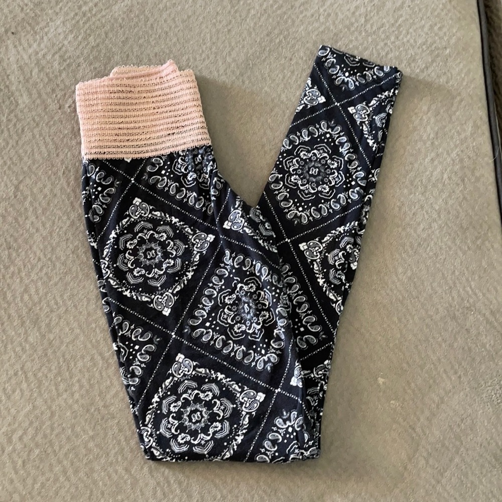 Cute Booty Paisley Leggings